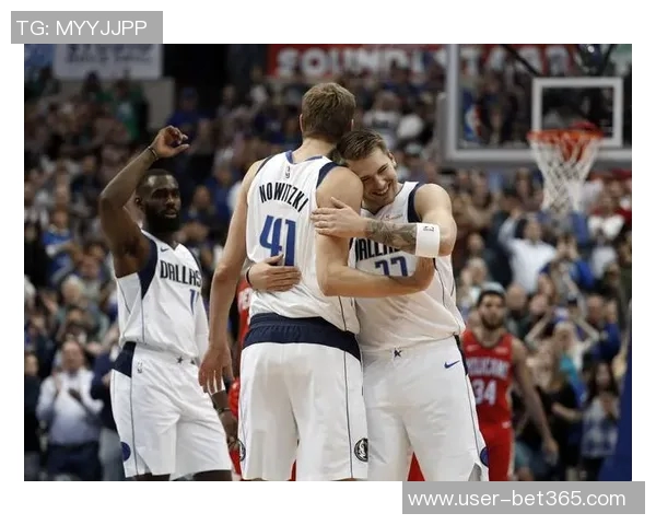 独行侠训练照曝光弗拉格与安东尼戴维斯展开激烈对抗